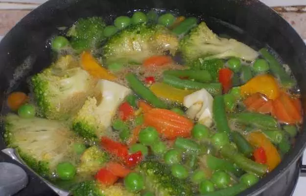 उबली हुई सब्जियाँ खाना क्यों है सेहत के लिए फायदेमंद - Boiled Vegetables Benefits in Hindi