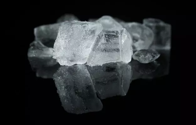 त्वचा पर बर्फ लगाने के अद्धभुत फायदे - Ice Cubes (Barf ke Tukde) Benefits for Skin in Hindi