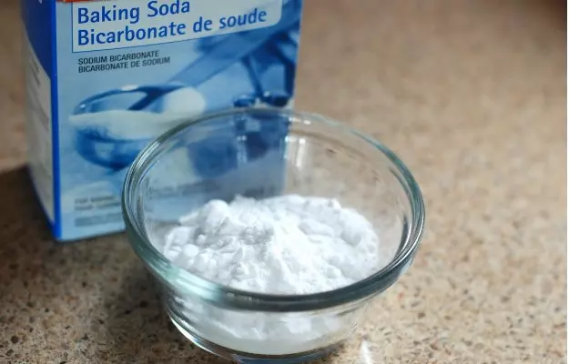 How to whiten teeth with baking soda