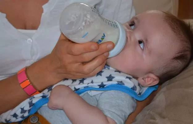 जानें दूध पीने के तुरंत बाद बच्चे क्यों कर देते हैं उल्टी - Why do babies spit after drinking milk in Hindi 
