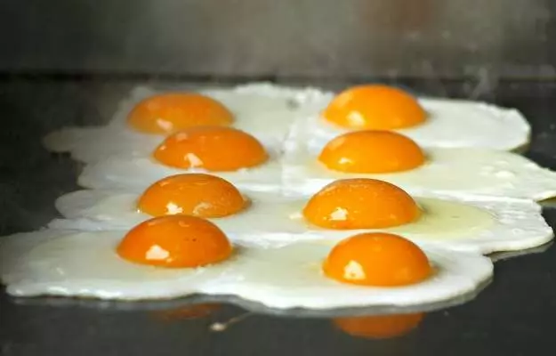 अंडे का पीला भाग या सफेद भाग, क्या है ज्यादा फायदेमंद - Egg Yolk vs Egg White which is better in Hindi
