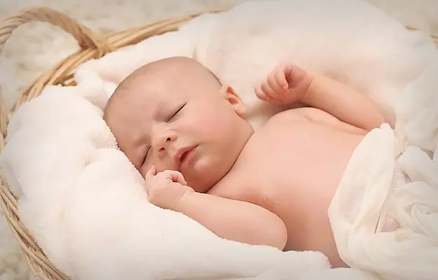 जन्‍म के बाद पहले दिन नवजात शिशु को कितना सोना चाहिए - Newborn sleep: First 24 hours in Hindi