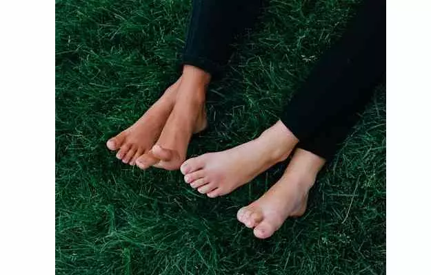 घास पर नंगे पैर चलने के फायदे - Benefits of Walking Barefoot on Grass in Hindi