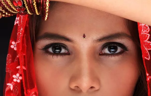 आंखों के नीचे काले घेरों के लिए शहनाज हुसैन से जानें घरेलू उपाय - Shahnaz husain tips for dark circles in Hindi