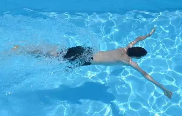 स्विमिंग (तैराकी) के फायदे - Swimming Health Benefits in Hindi