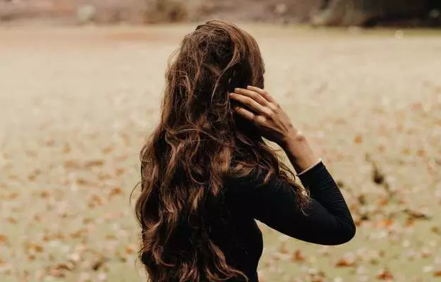 बाल क्यूँ झड़ते हैं? - Reasons Of Hair Fall In Hindi 