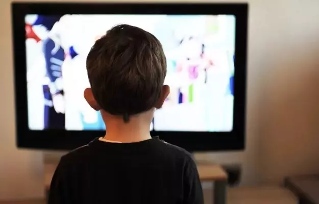 बच्चों को आलसी बना रही टीवी-मोबाइल की लत, दूर करने के लिए आजमाएं ये टिप्स